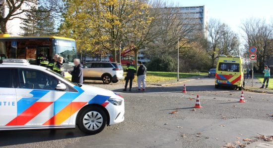 Fietsster en auto in botsing op kruising in Leeuwarden
