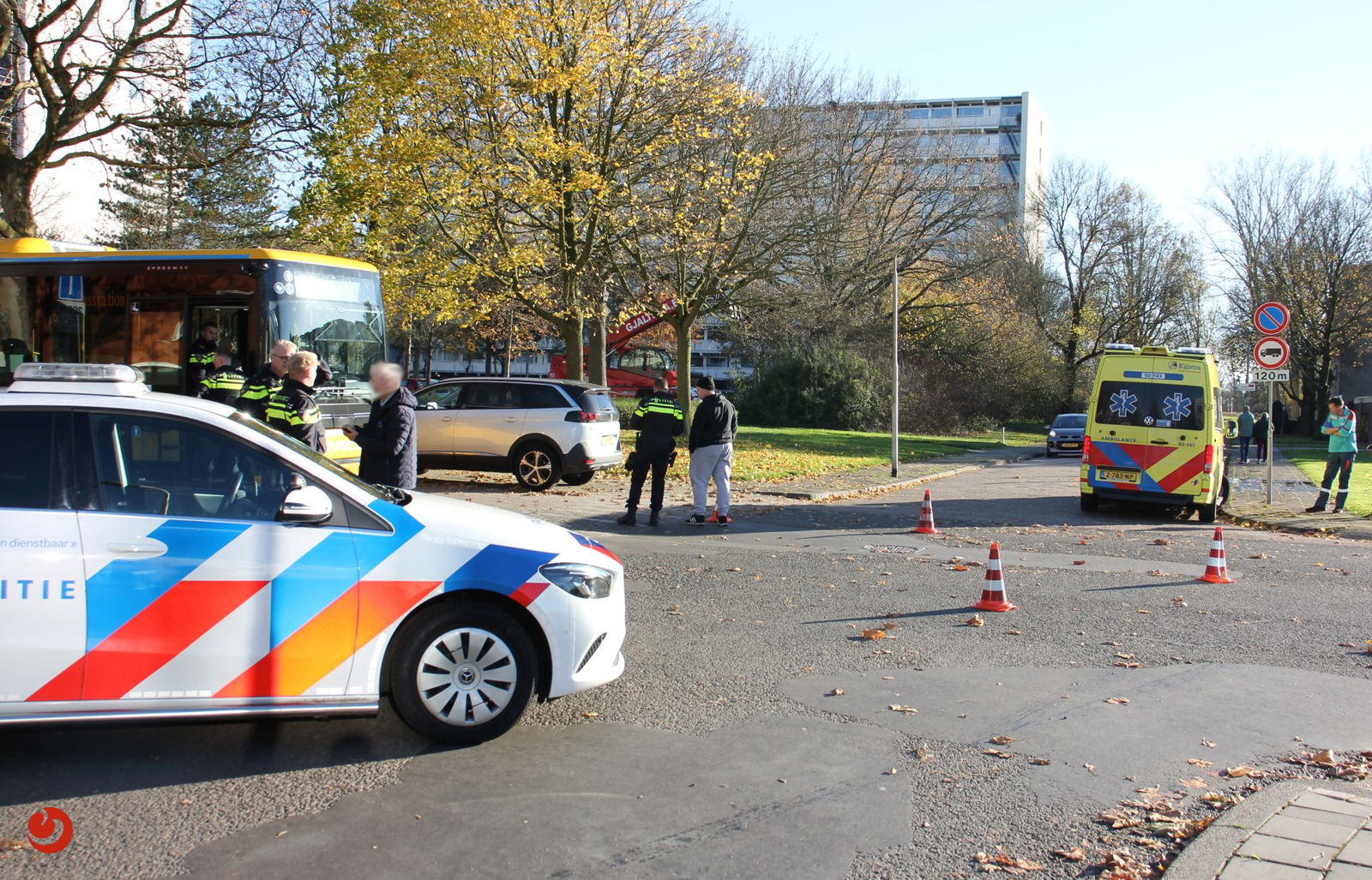 Fietsster en auto in botsing op kruising in Leeuwarden