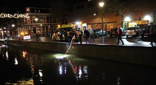 Persoon in ernstige toestand uit water gehaald door hulpdiensten in Leeuwarden