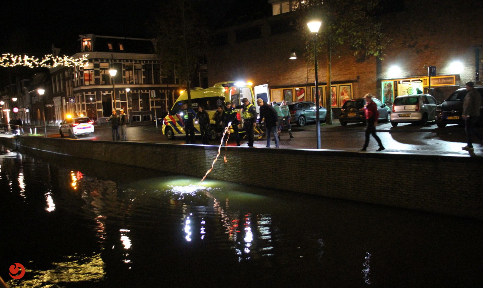 Persoon in ernstige toestand uit water gehaald door hulpdiensten in Leeuwarden