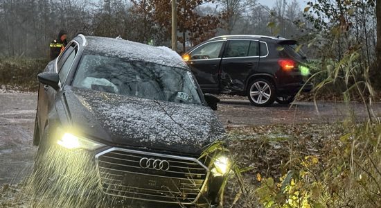 Twee auto’s botsen in Feanwalden