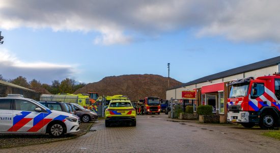 Ernstig gewonde na omvallen heftruck in Joure