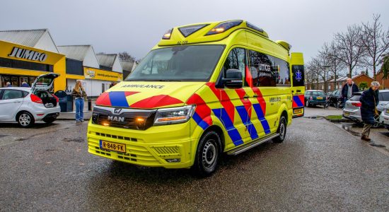 Voetganger gewond na botsing met auto op parkeerterrein in Joure