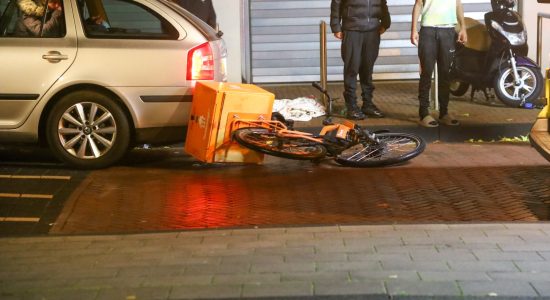 Fietskoerier van Thuisbezorgd gewond na aanrijding met auto in Drachten