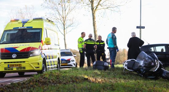 Auto en motor met elkaar in botsing op de N392 in Tijnje