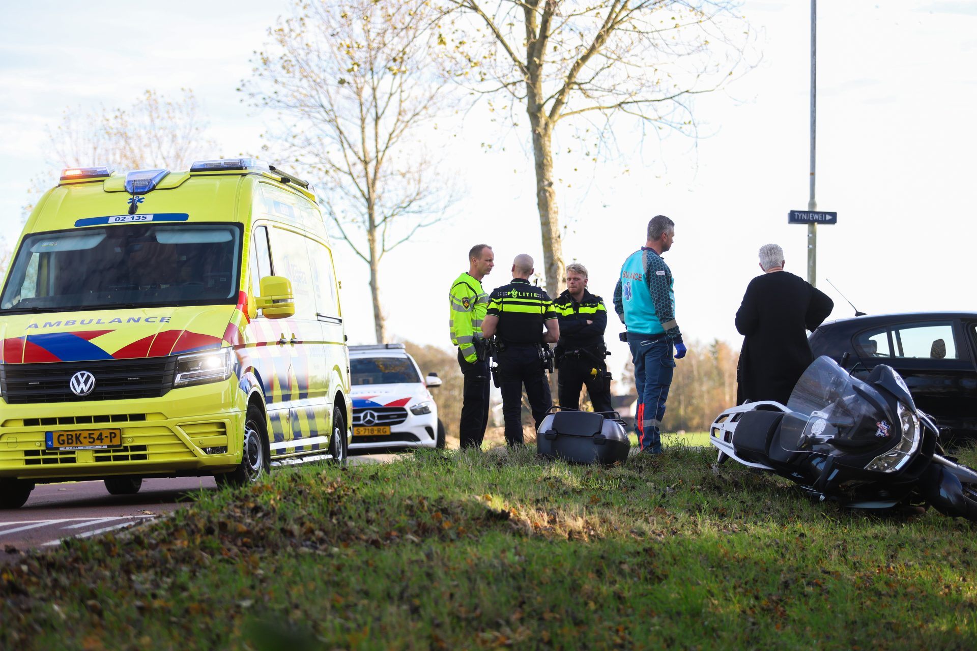 Auto en motor met elkaar in botsing op de N392 in Tijnje