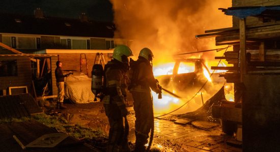 Auto verwoest door brand in achtertuin aan de Mariengaard in Drachten