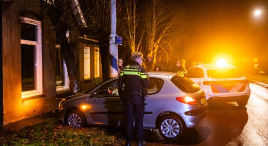 Boom redt woonhuis bij eenzijdig ongeval in Drachten; bestuurder gevlucht