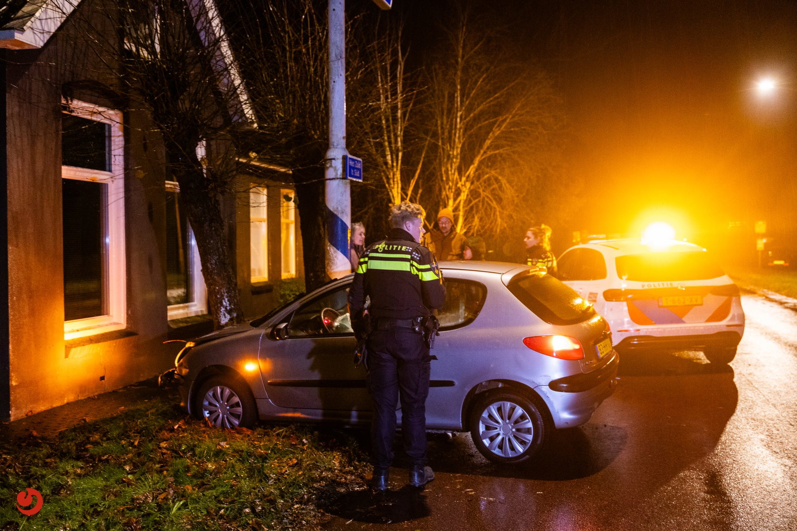 Boom redt woonhuis bij eenzijdig ongeval in Drachten; bestuurder gevlucht