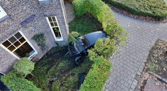 Auto mist bocht en eindigt in voortuin tegen gevel woning in Leeuwarden