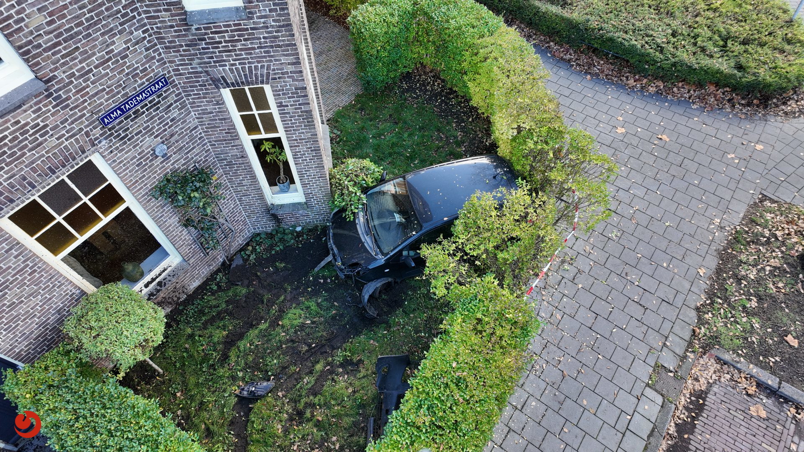 Auto mist bocht en eindigt in voortuin tegen gevel woning in Leeuwarden