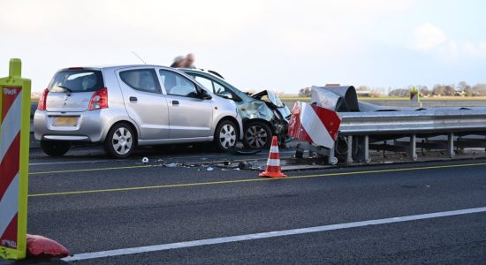 Auto’s botsen op obstakelbeveiliging A31 bij Franeker