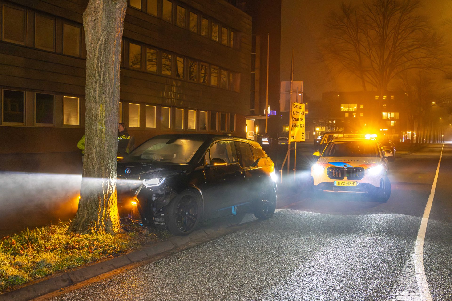 Auto botst tegen boom in Heerenveen