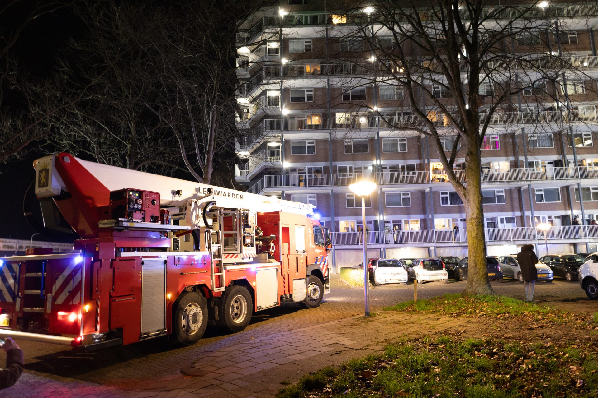 Slaapkamerbrand op vijfde etage van galerijflat in Leeuwarden