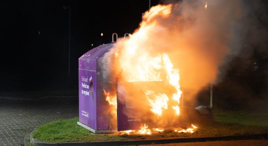 Melding brand in elektrakast blijkt brandende kledingcontainer in Leeuwarden