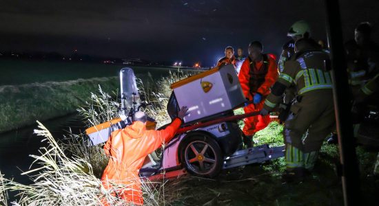 Scooter PostNL aangetroffen in sloot bij Bitgummole: bestuurder spoorloos