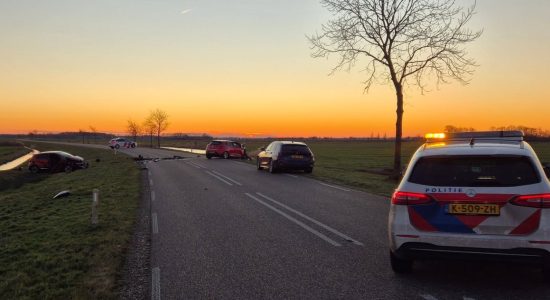 Drie gewonden bij frontale botsing N928 Harich