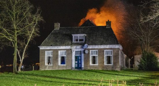 Uitslaande brand in leegstaande woonboerderij in Hurdegaryp