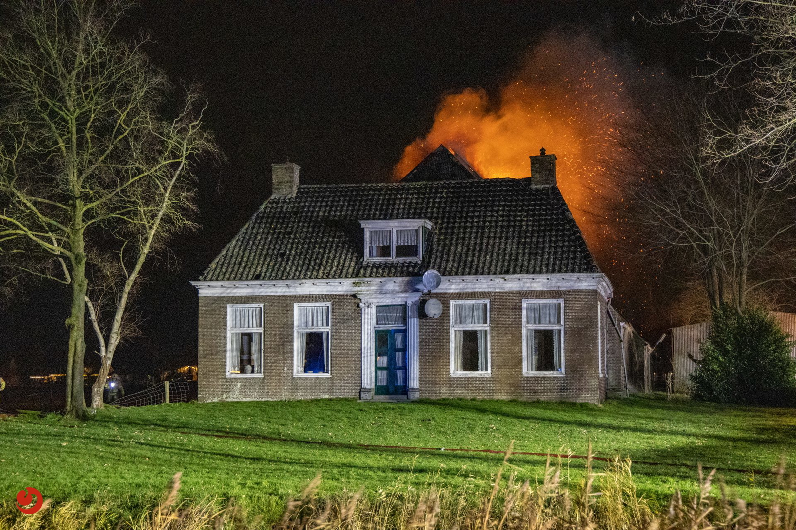 Uitslaande brand in leegstaande woonboerderij in Hurdegaryp