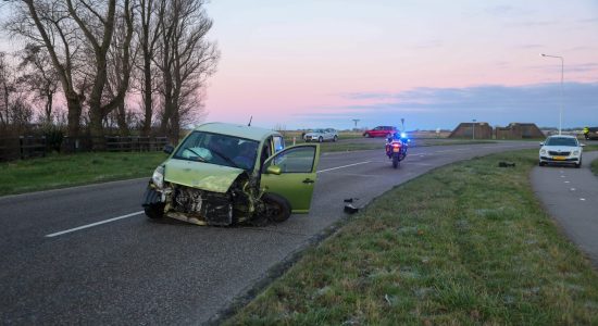 Twee voertuigen zwaar beschadigd na aanrijding Sexbierum