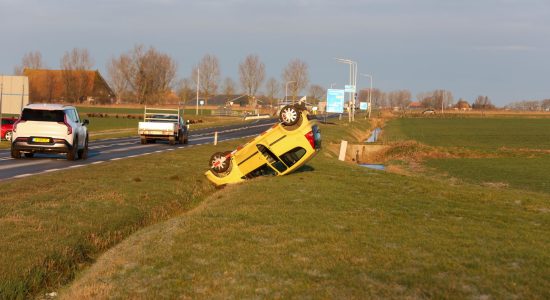 Auto op de kop in greppel langs N384 bij Wieuwerd