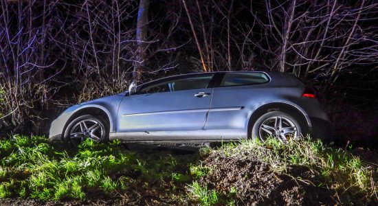 Auto belandt in greppel in Garyp