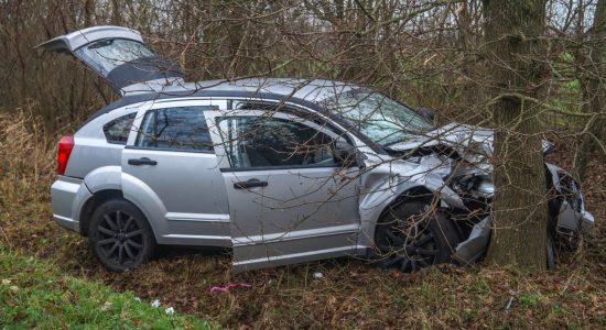Auto botst tegen boom Damwald: slachtoffer met spoed naar ziekenhuis