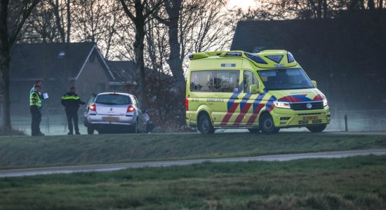 Auto botst tegen boom in Suwald: een gewonde