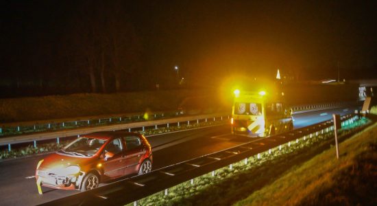 Auto botst tegen vangrail op N356 Damwald