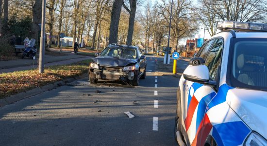 Twee auto’s botsen op kruising in Heerenveen