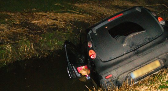 Auto belandt in sloot Britswert