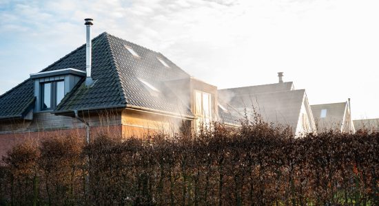 Vrouw en poes gewond bij woningbrand Woudsend