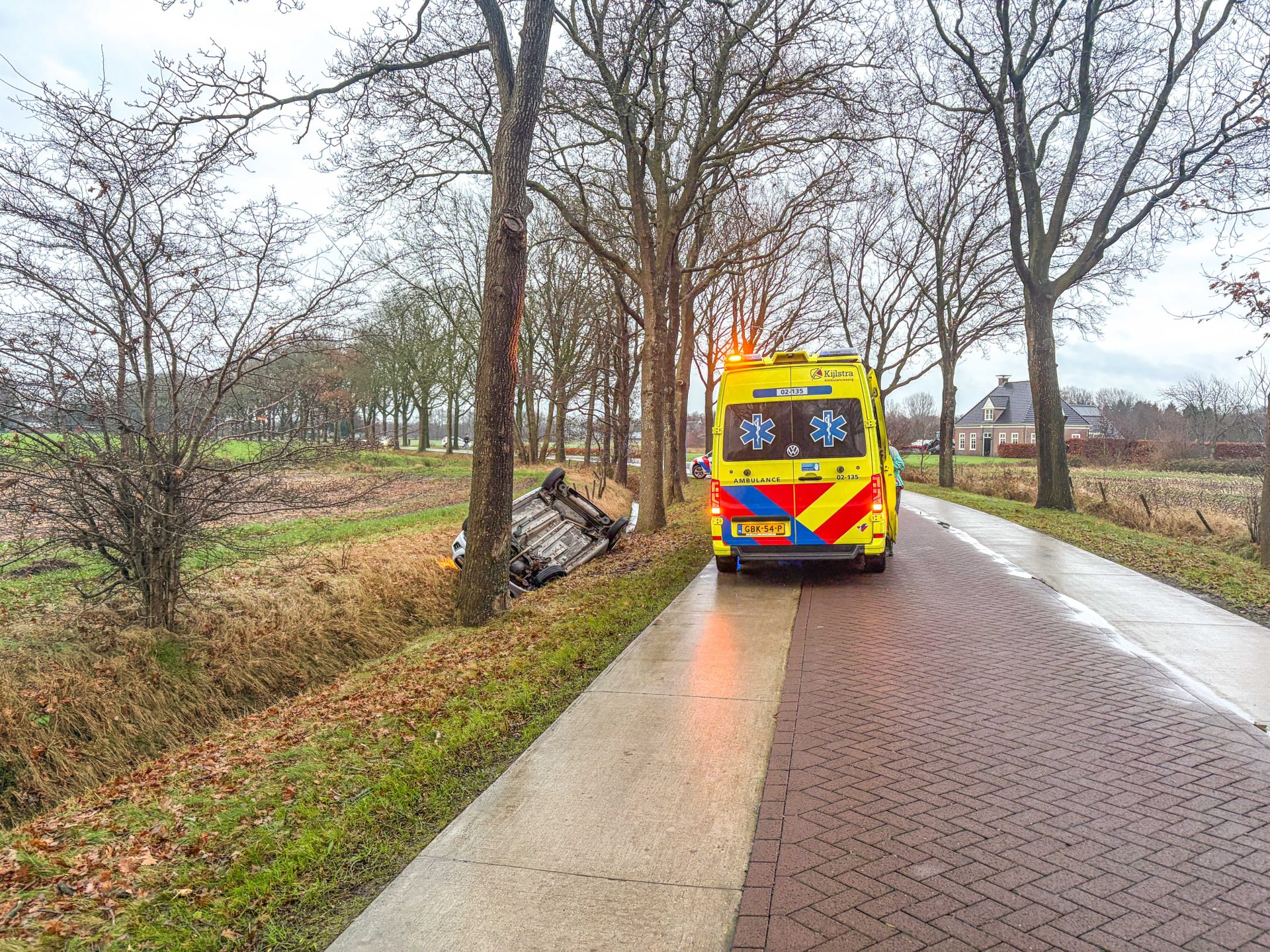 Auto op de kop in greppel Drachtstercompagnie