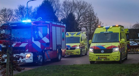 Hulpdiensten rukken groots uit voor fiets bij het water in Harkema