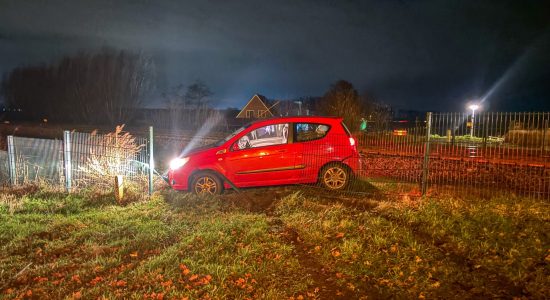 Treinverkeer ontregeld door auto naast het spoor bij Buitenpost