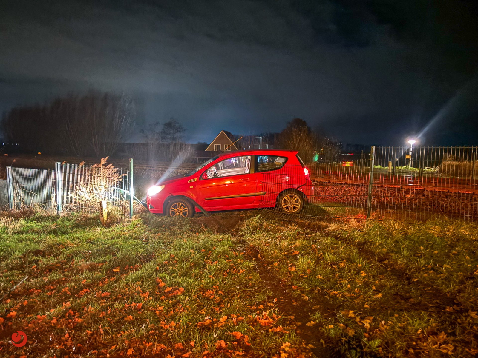 Treinverkeer ontregeld door auto naast het spoor bij Buitenpost