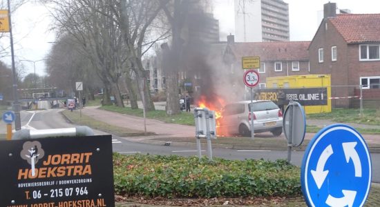 Auto in lichterlaaie in Heerenveen