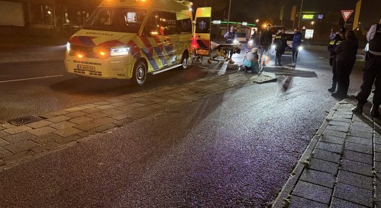 Fietsster gewond na botsing met auto bij rotonde in Leeuwarden