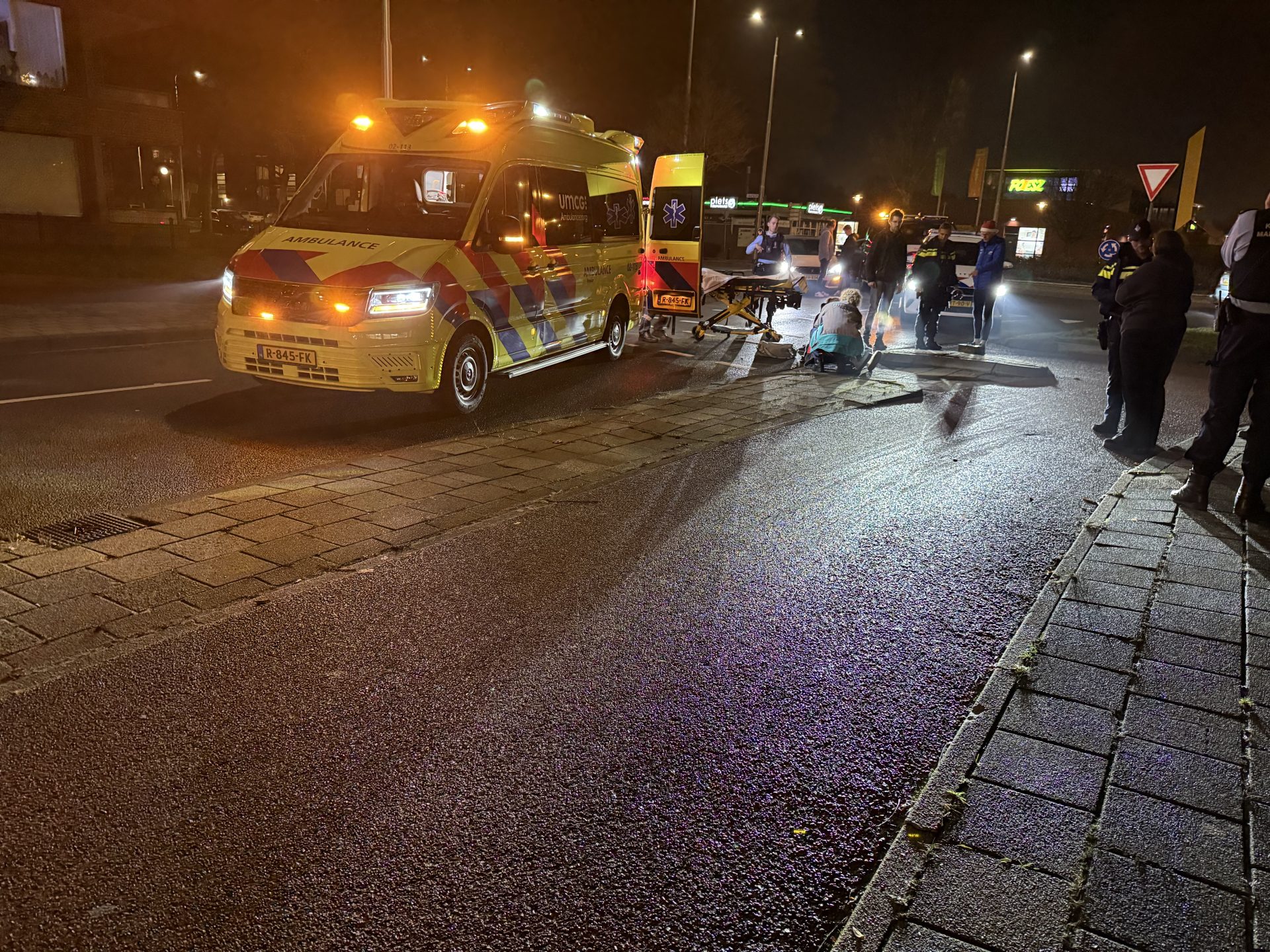 Fietsster gewond na botsing met auto bij rotonde in Leeuwarden