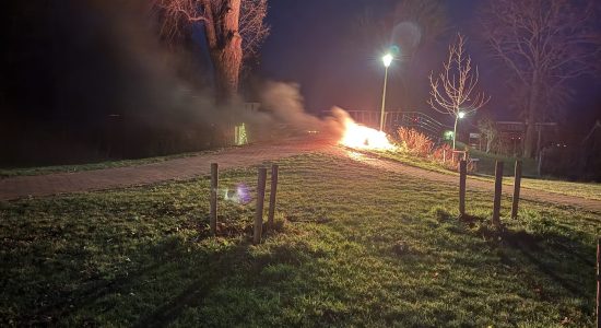 Scooter in lichterlaaie in Leeuwarden nabij Snakkerburen