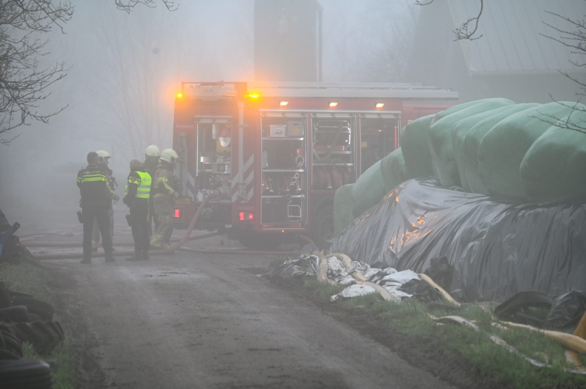 Brand in dieseltank bij agrarisch bedrijf slaat over naar stal in Gaastmeer