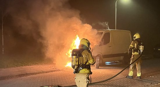 Bestelbus in lichterlaaie in Leeuwarden