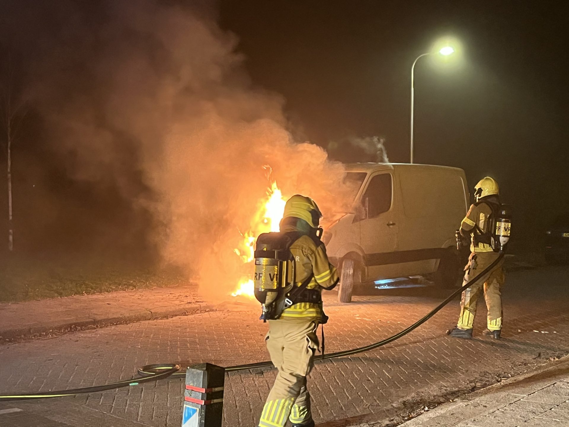 Bestelbus in lichterlaaie in Leeuwarden
