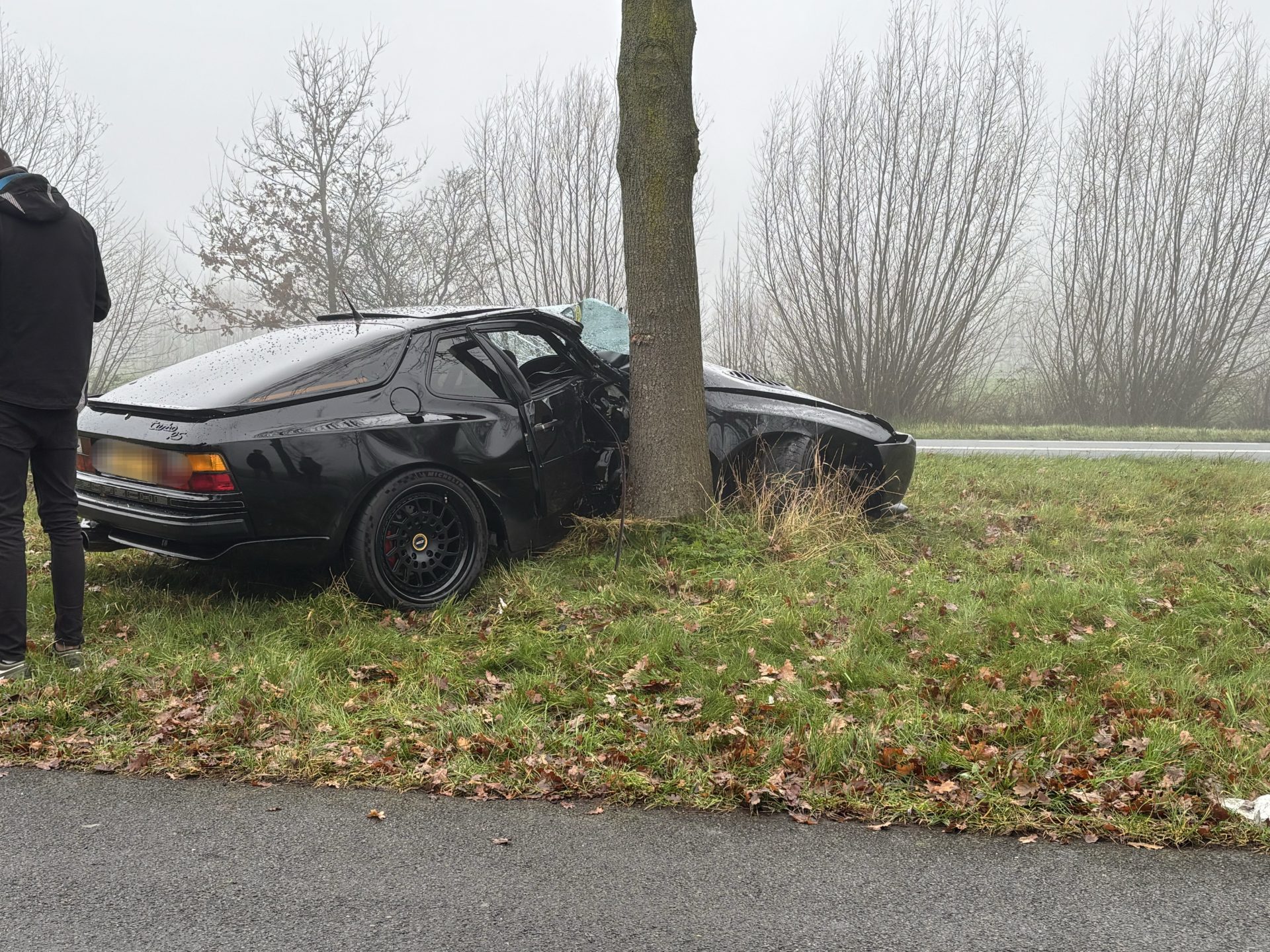 Klassieke porsche botst tegen boom in Kollum