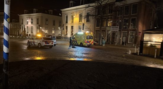Bezorgauto in botsing met fietsster in centrum Leeuwarder