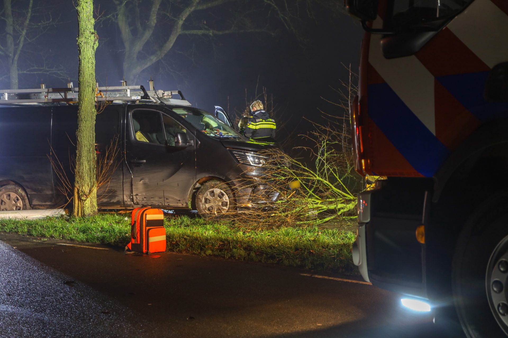 Bestelbus botst tegen boom bij Oudega