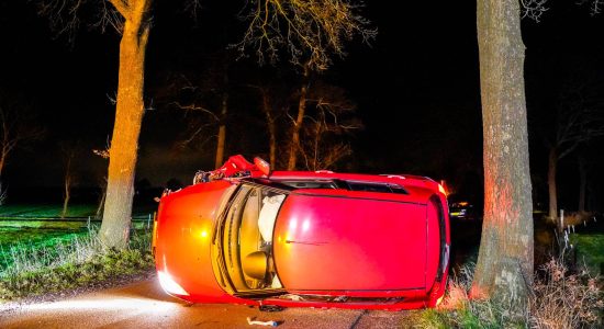 Auto gekanteld na botsing met boom in Bakkeveen
