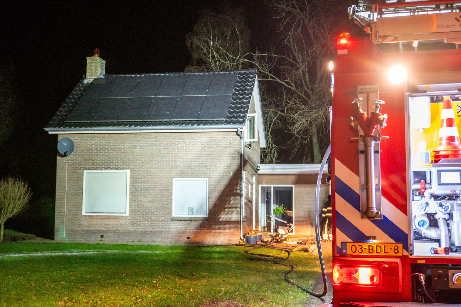 Brand in meterkast woning slaat over naar bovenverdieping in Siegerswoude