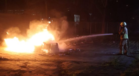 Containers in brand bij buurthuis in Leeuwarden