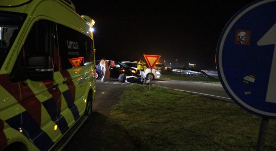 Scooter botst op auto bovenaan afrit N31 Leeuwarden
